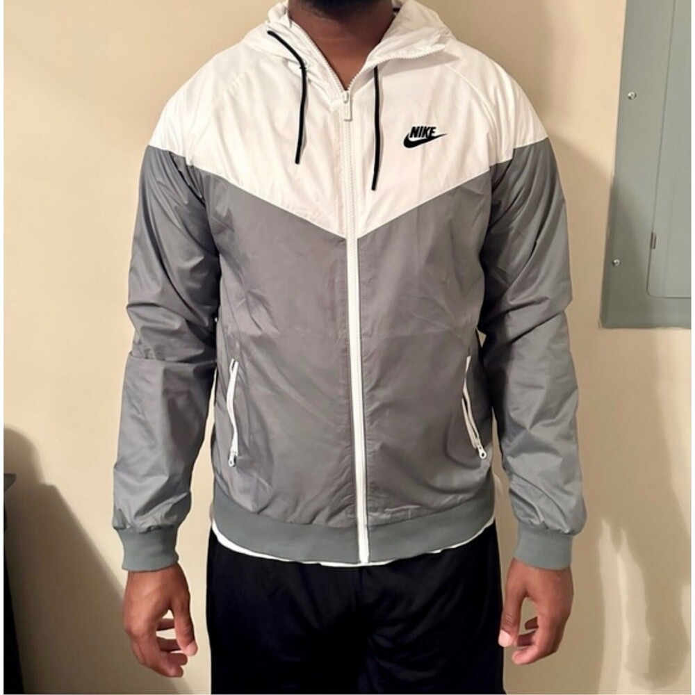 Nike Sportswear Windrunner Windbreaker Jacket Gray White Nylon Soft Glanz Med